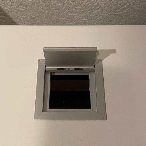 Passe-câble sur un bureau