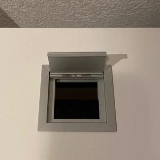 Passe-câble installé sur le bureau par Gachoud-montage